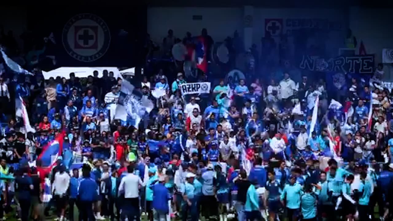 Cruz Azul recibe apoyo de la afición previo a la Final de Liga MX con gran banderazo