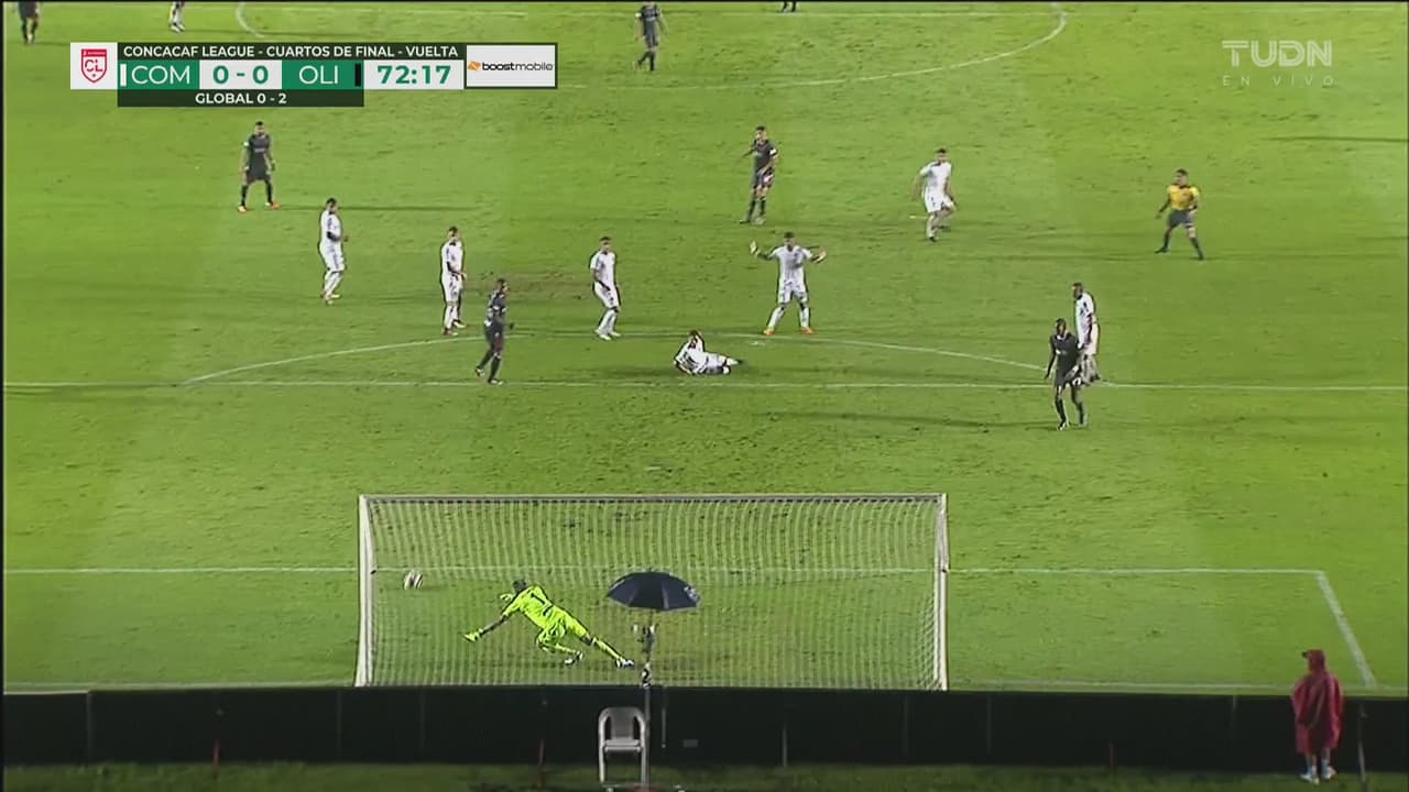 Olimpia lo intenta de media distancia y el balón pasa muy cerca al palo