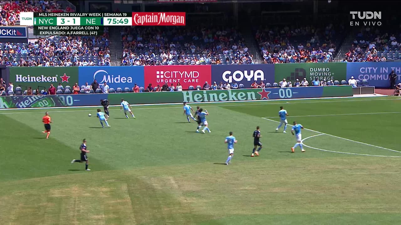 ¡GOL!  anota para New England Revolution. Gustavo Bou