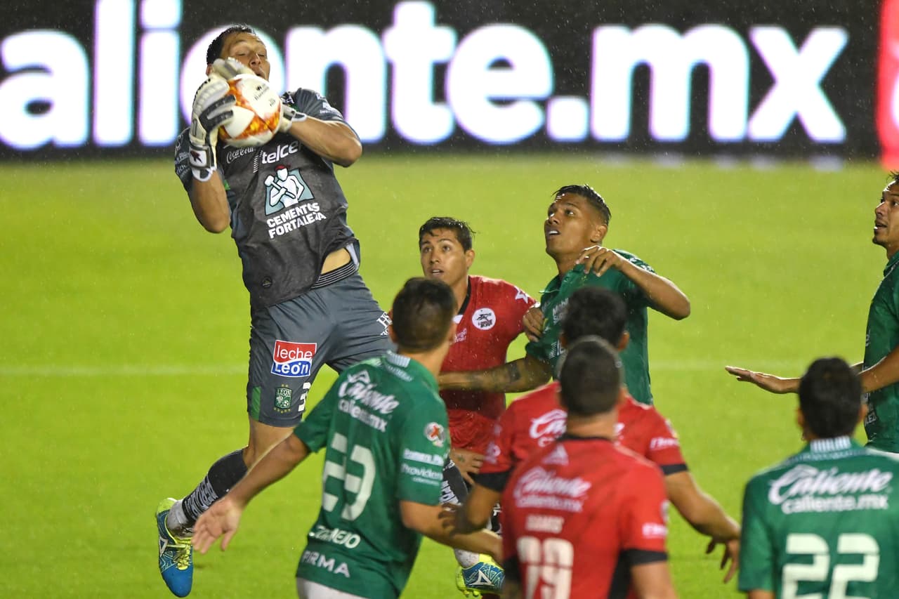 De esta jugada se derivó la solitaria anotación del conjunto visitante tras un error de Rodolfo Cota.