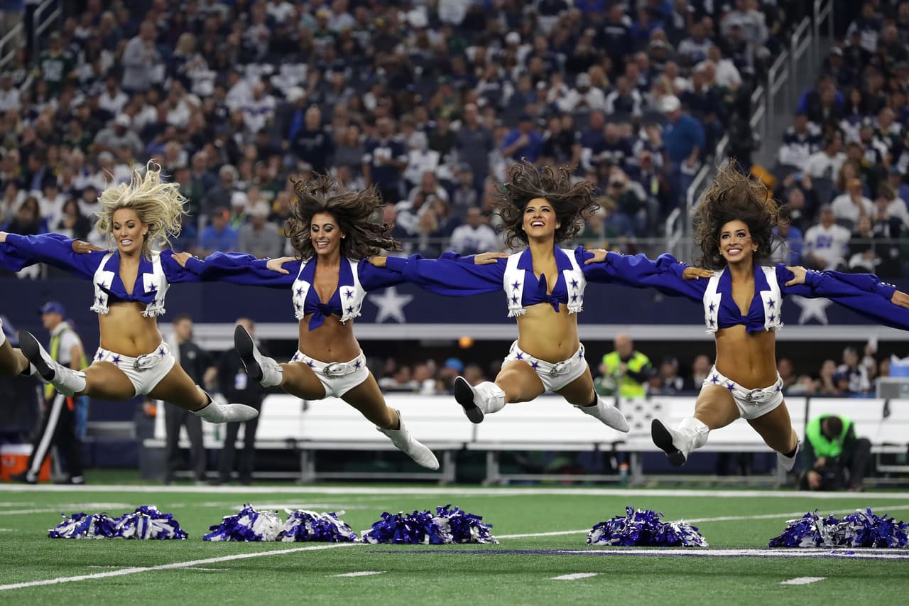 La belleza y energía de las porristas, junto con las ocurrencias y colorido de los fanáticos le dan un ingrediente adicional a la fiesta del fútbol americano de la NFL, en medio de la definición de los equipos que estarán en el Super Bowl.