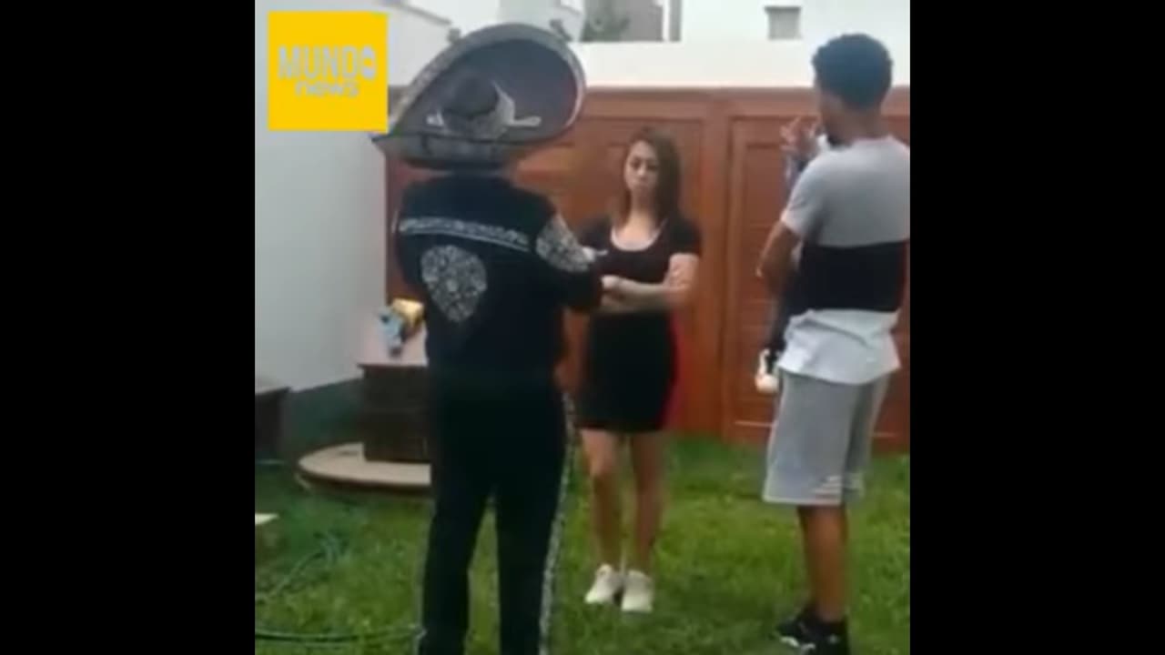 Pedro Gallese ruega perdón de su esposa con todo y mariachi