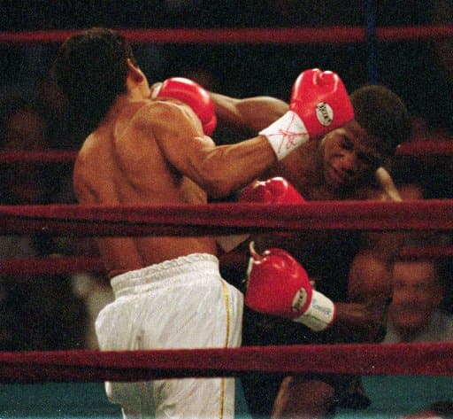 Floyd Mayweather Jr. debutó el 11 de octubre de 1996. El estadounidense derrotó al mexicano Roberto Apodaca por nocaut técnico en dos asaltos, la contienda se celebró en Las Vegas.