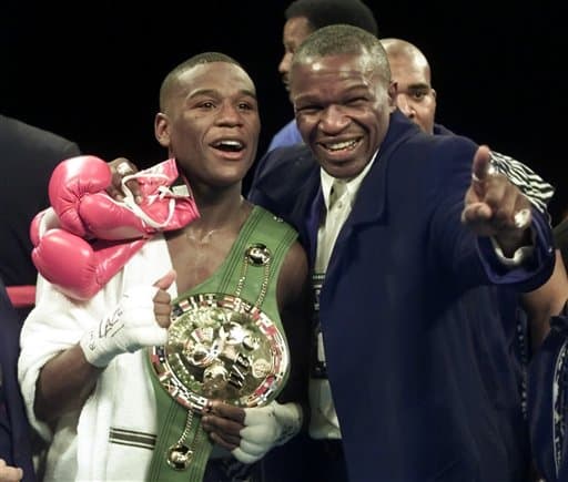 El primer cinturón mundial que ganó Mayweather Jr. fue contra Genaro ‘Chicanito’ Hernández, el ‘Pretty Boy’ ganó en ocho episodios el título superpluma del Consejo Mundial de Boxeo.