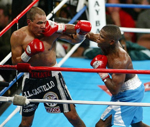 Pelea a pelea, Mayweather Jr. se consolidaba como uno de los mejores púgiles del orbe, su invicto fue puesto en peligro cuando subió al ring contra José Luis ‘Temible’ Castillo el 20 de abril del 2002. La contienda fue cerrada, para muchos el triunfo debió de ser para el mexicano, pero los jueces vieron otra cosa y le dieron la victoria y el cinturón ligero CMB al estadounidense.