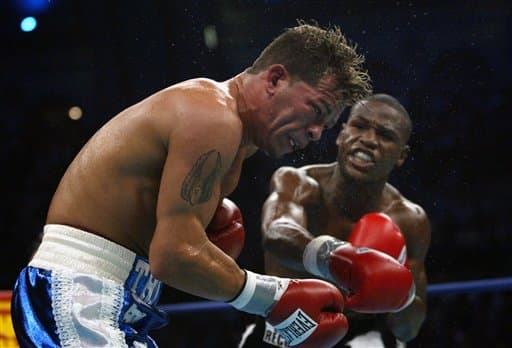 Una de las batallas más difíciles e importantes de Mayweather fue la que sostuvo contra Arturo Gatti el 25 de junio del 2005. El canadiense vendió cara la derrota, pero al final no pudo con un rival mucho más rápido y ya no salió a pelear para el sexto asalto. Floyd se adjudicó la diadema de los superligeros del CMB.