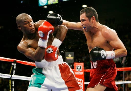 De la Hoya dio una buena contienda, la batalla fue cerrada, el ‘Golden Boy’ presionó en todo momento, pero Mayweather Jr. supo manejar bien los momentos de la pelea y su defensa fue impenetrable. La victoria fue para Floyd, y así se consolidó como el mejor boxeador del planeta.