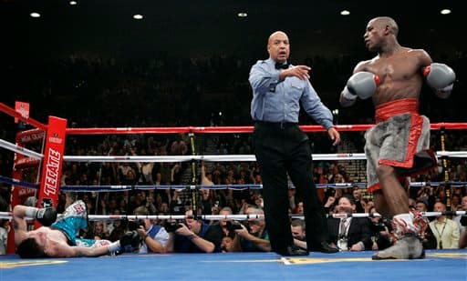 Floyd Mayweather Jr. noqueó a Ricky Hatton el 8 de diciembre del 2007. Después de ese triunfo, ‘Money’ se aburrió del boxeo y busco el retiro, estuvo lejos del cuadrilátero durante dos años, regreso el 19 de septiembre del 2009 con un triunfo sobre Juan Manuel Márquez.
