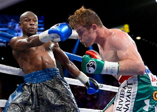Una contienda bastante publicitada, que le dejó mucho dinero a Mayweather Jr., pero poco en lo deportivo, fue la que tuvo contra Saúl ‘Canelo’ Álvarez el 14 de septiembre del 2013. Floyd ganó con facilidad aunque un juez diera empate. La función rompió varios récords y dejó mucho que desear arriba del ring.