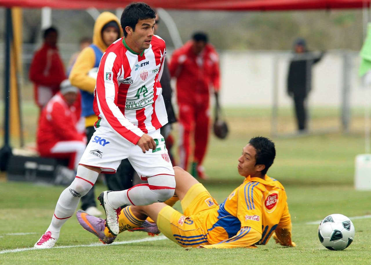 Además de jugar con Necaxa, ha militado en el Atlante y el Altamira.