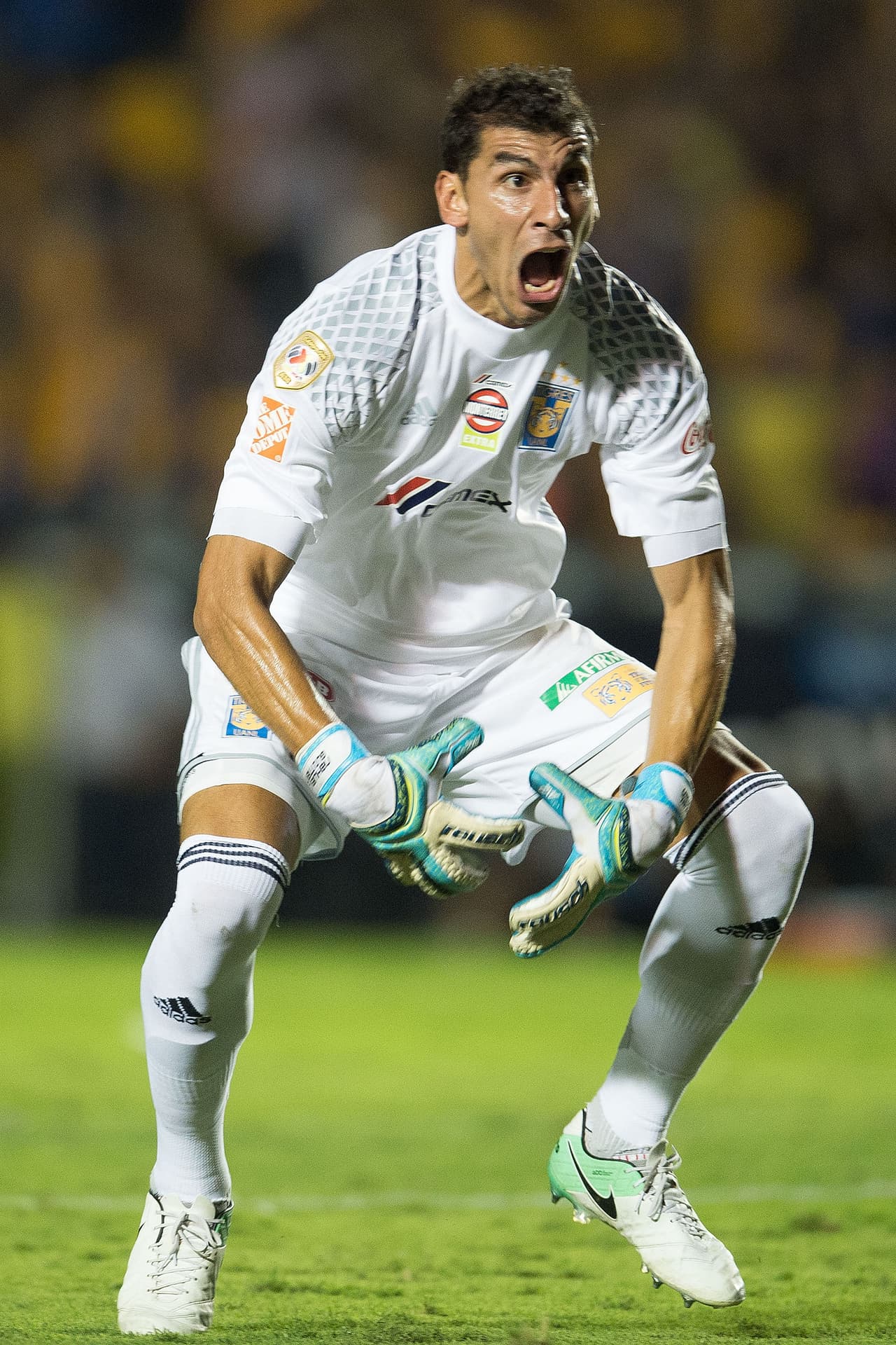 La celebración de Nahuel Guzmán fue espectacular. El arquero liberó mucha presión con las anotaciones del francés tras los errores cometidos en el primer tiempo.