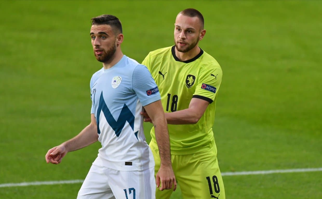 En el Grupo B, Eslovenia y República Checa repartieron unidades tras igualar por la mínima. Checos y eslovenos acumulan dos y un punto, respectivamente.