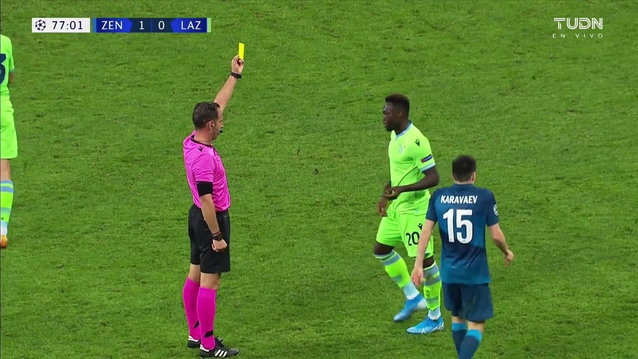 Tarjeta amarilla. El árbitro amonesta a Felipe Caicedo de Lazio.