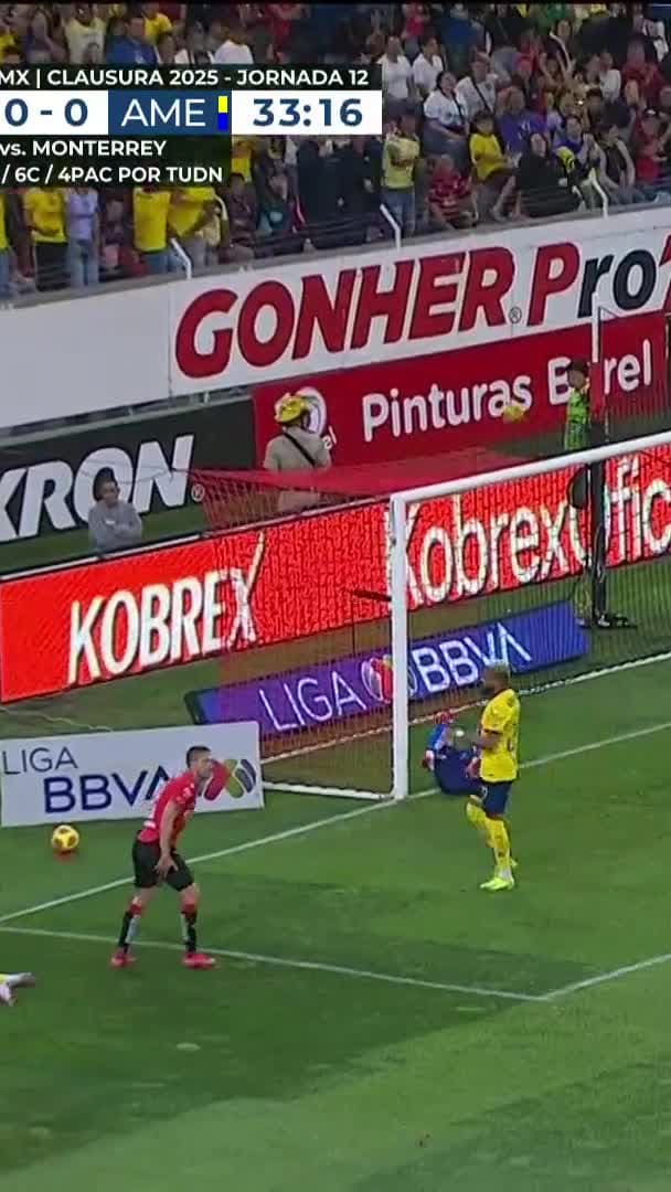 ¡Camilo Vargas salva de forma espectacular y evita el gol!