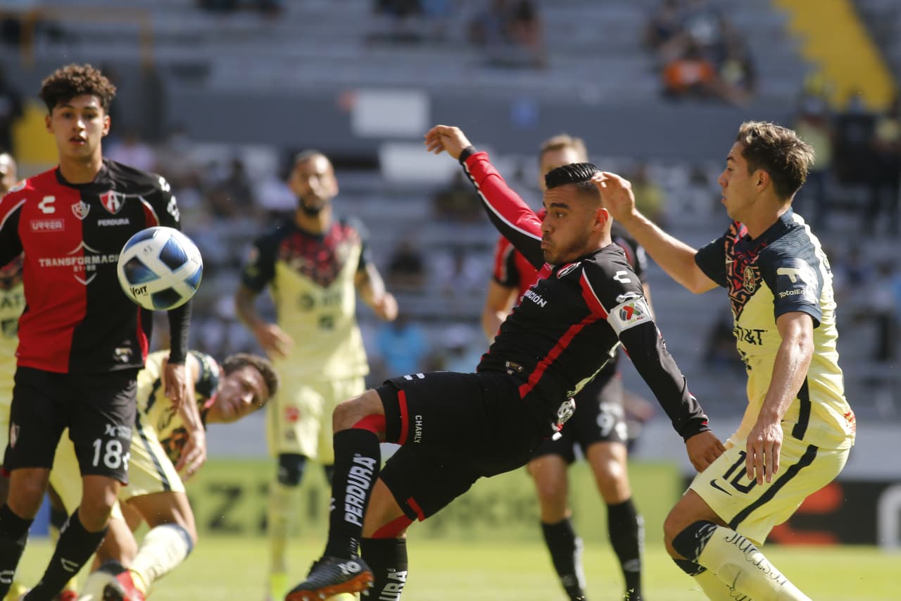 Con gol de Sebastián Córdova las Águilas del América se impusieron al Atlas que no supo aprovechar tener un hombre más en el segundo tiempo.