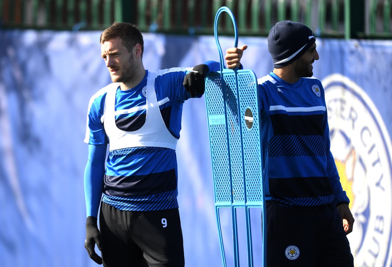 Fichas como Jamier Vardy (izq.) y Riyad Mahrez (der.) en la ofensiva serán determinantes para ser de nuevo el equipo contundente que sorprendió al mundo.
