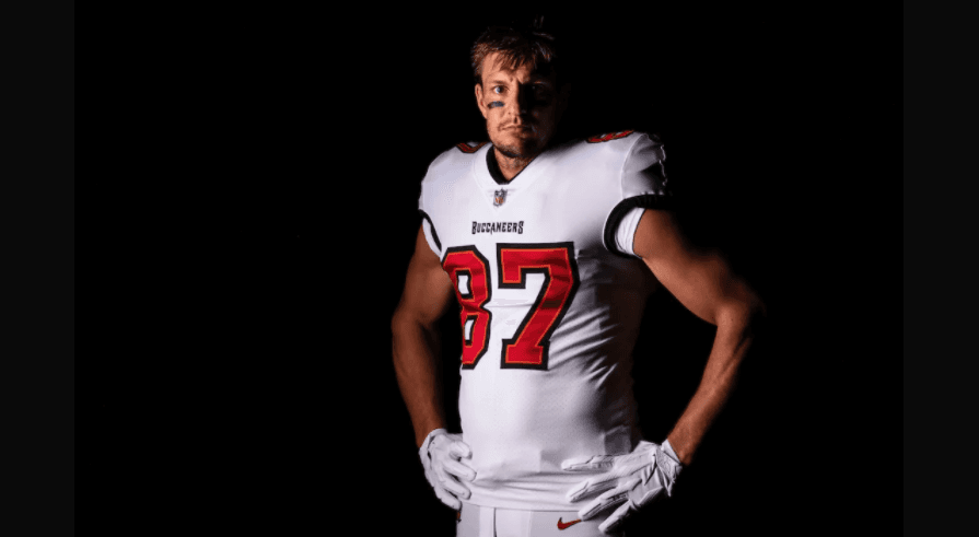 Con su número 87, así posó Rob Gownkowski con el uniforme de los Bucs por primera vez.