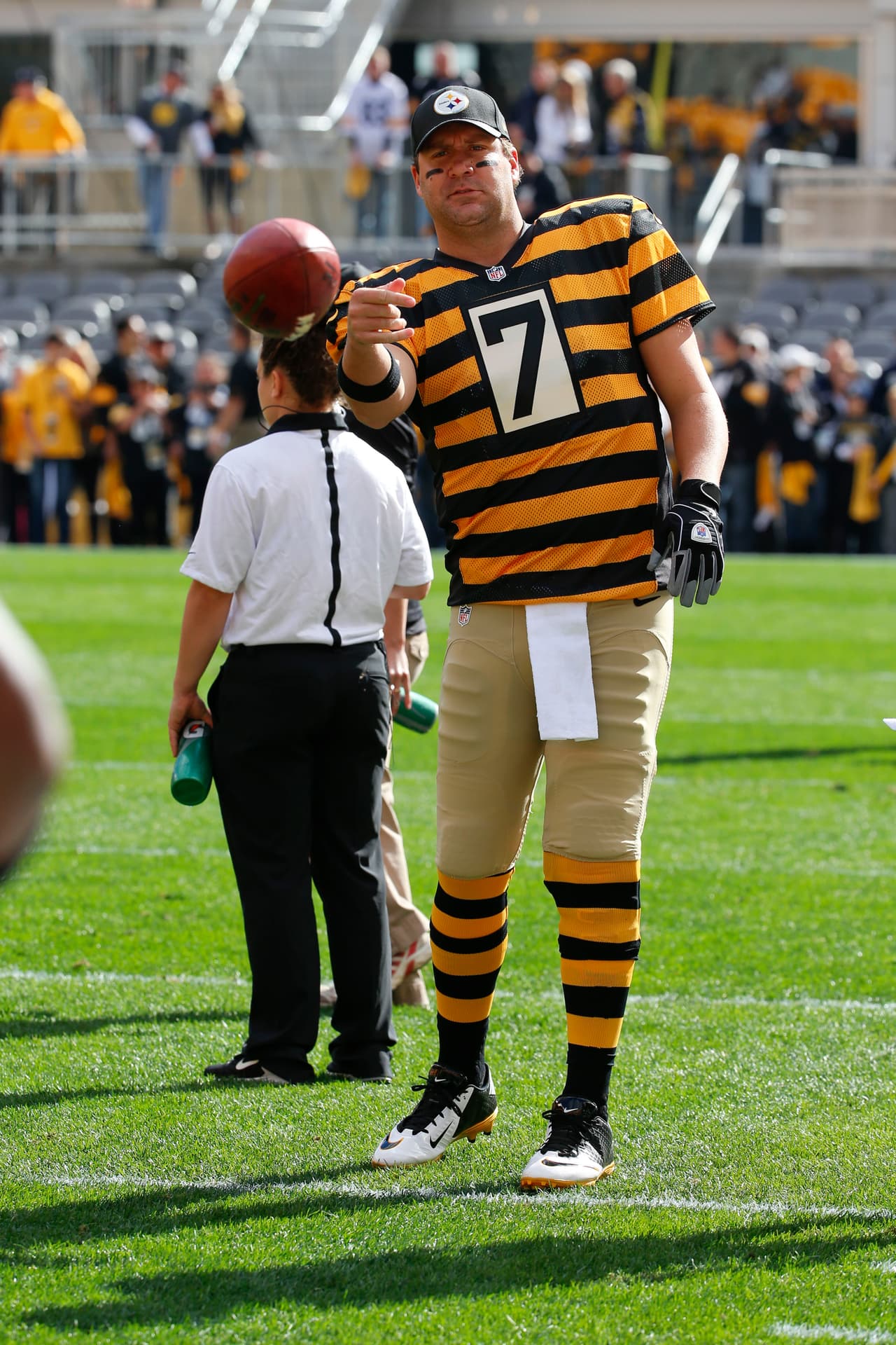 Gran duelo divisional vivieron los Bengals vs. los Steelers, donde Cincinnati mantuvo el invicto al amargar el regreso de Roethlisberger a Pittsburgh 16-10. Checa las mejores tomas de este partido.