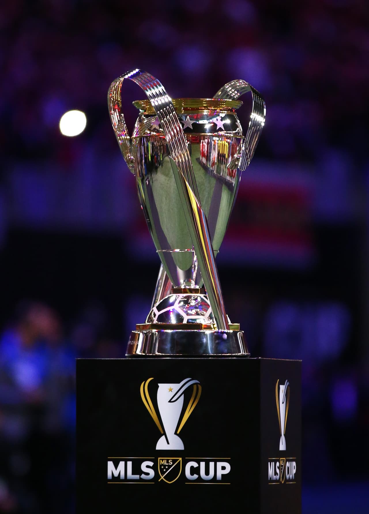 El trofeo rinde tributo que fue instrumental en el nacimiento, establecimiento y desarrollo de Major League Soccer.