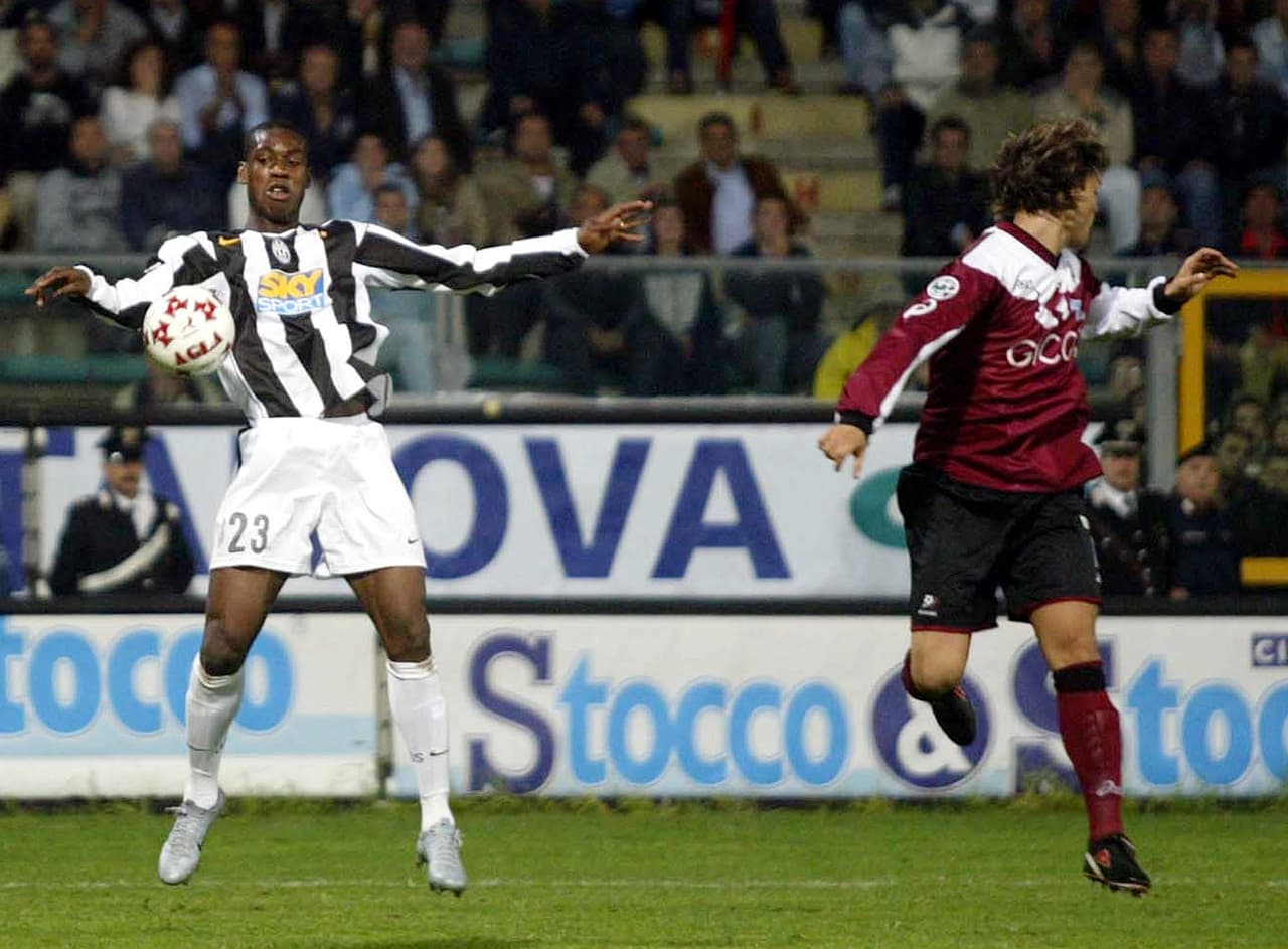 Olivier Kapo, marfileño internacional con Francia, llegó en el 2004 a la Juventus desde el Auxerre. Sin embargo solo jugó 14 partidos hasta que salió en préstamo.