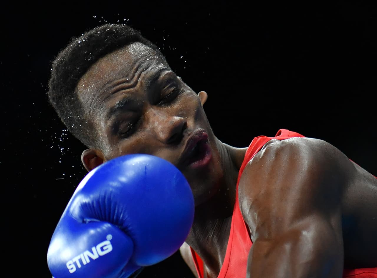 El boxeador Lorenzo Sotomayor Collazo (Azerbaiyán) recibe un golpe de Volodymyr Matviichuk (Ucrania).