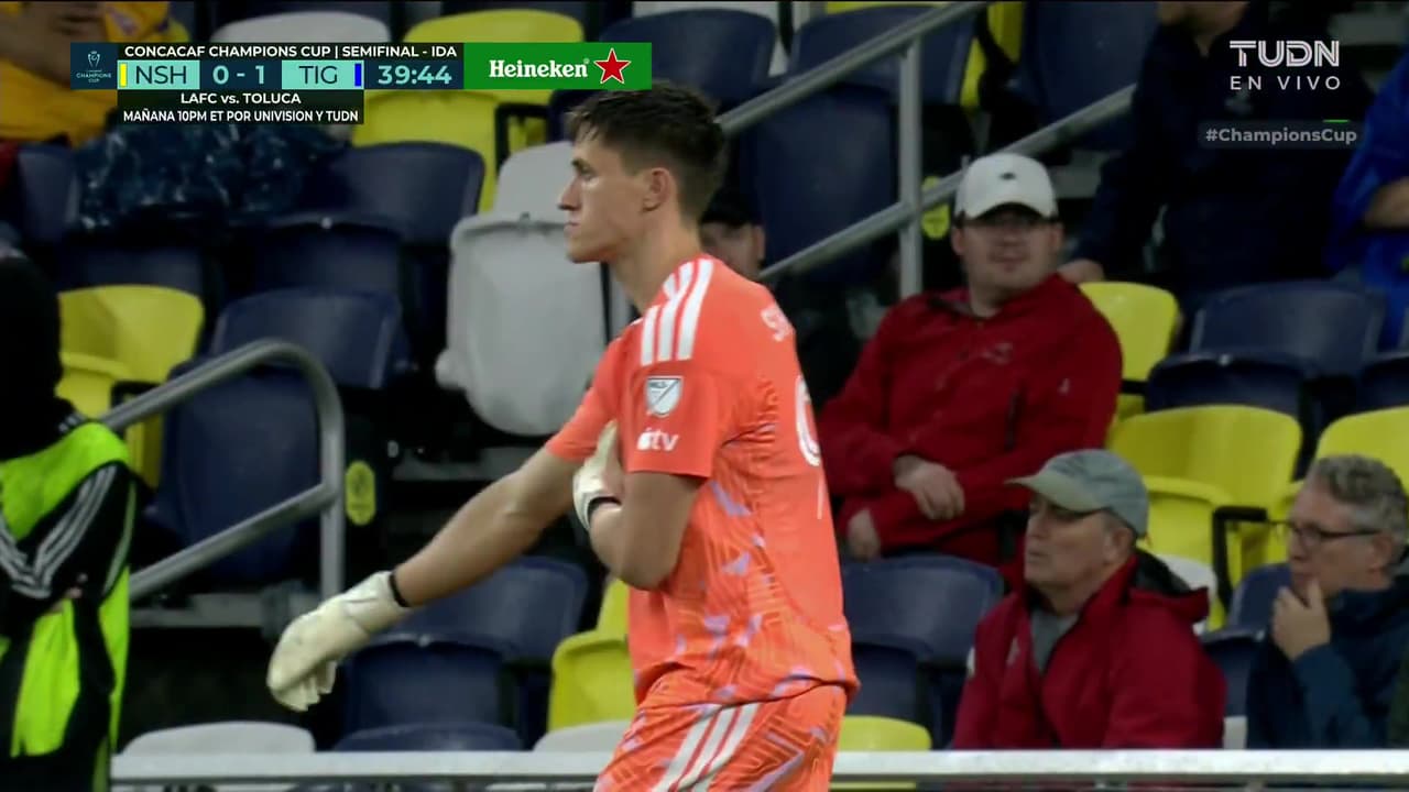 ¡Otra vez Schwake está salvando a Nashville con esta tremenda atajada!