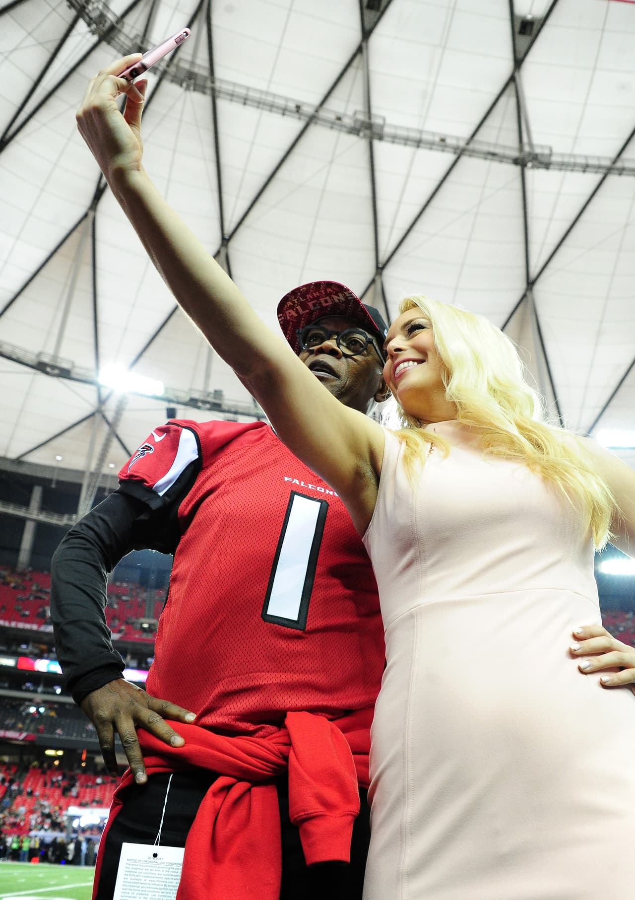 La belleza de las porristas, la alegría de los fanáticos, el colorido de las presentaciones y hasta la presencia de algunas celebridades le dieron el ingrediente perfecto a la fiesta del fútbol americano de NFL fuera de la competencia en la definición de los equipos, Atlanta Falcons y New England Patriots, que estarán en el Super Bowl.