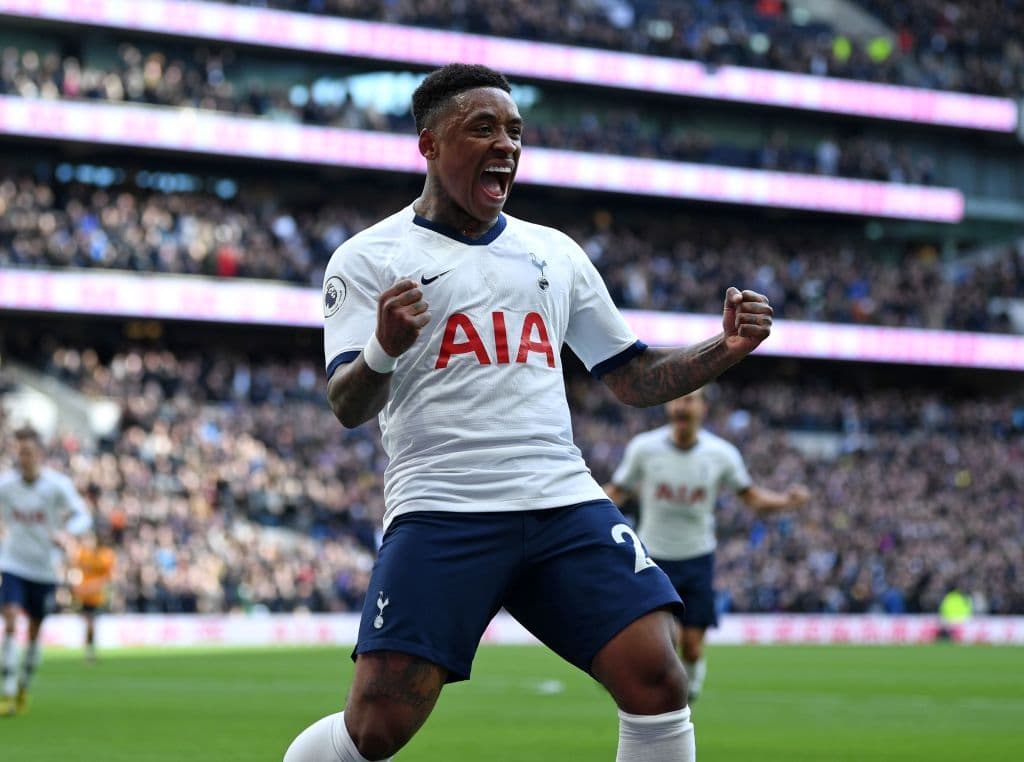 El mediocampista Steven Bergwijn celebra el primer gol del encuentro.