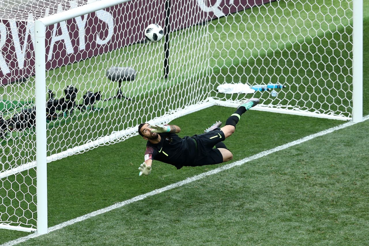 El arquero Rui Patricio apareció cuando su equipo lo necesitó para mantener la ventaja en el partido.