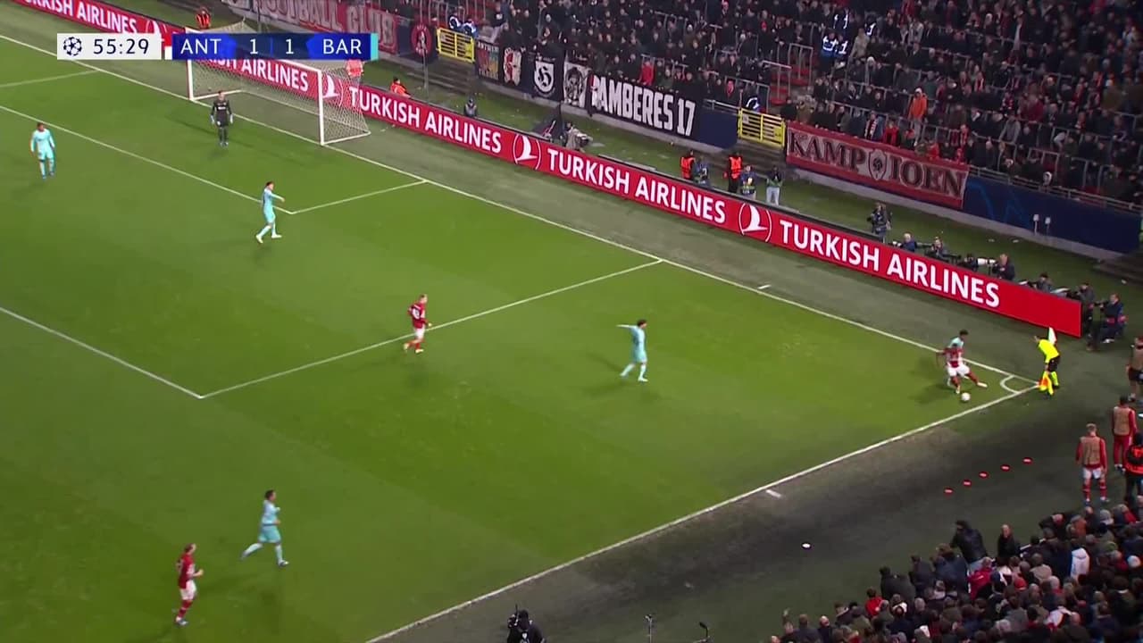 ¡GOL!  anota para Royal Antwerp. Vincent Janssen