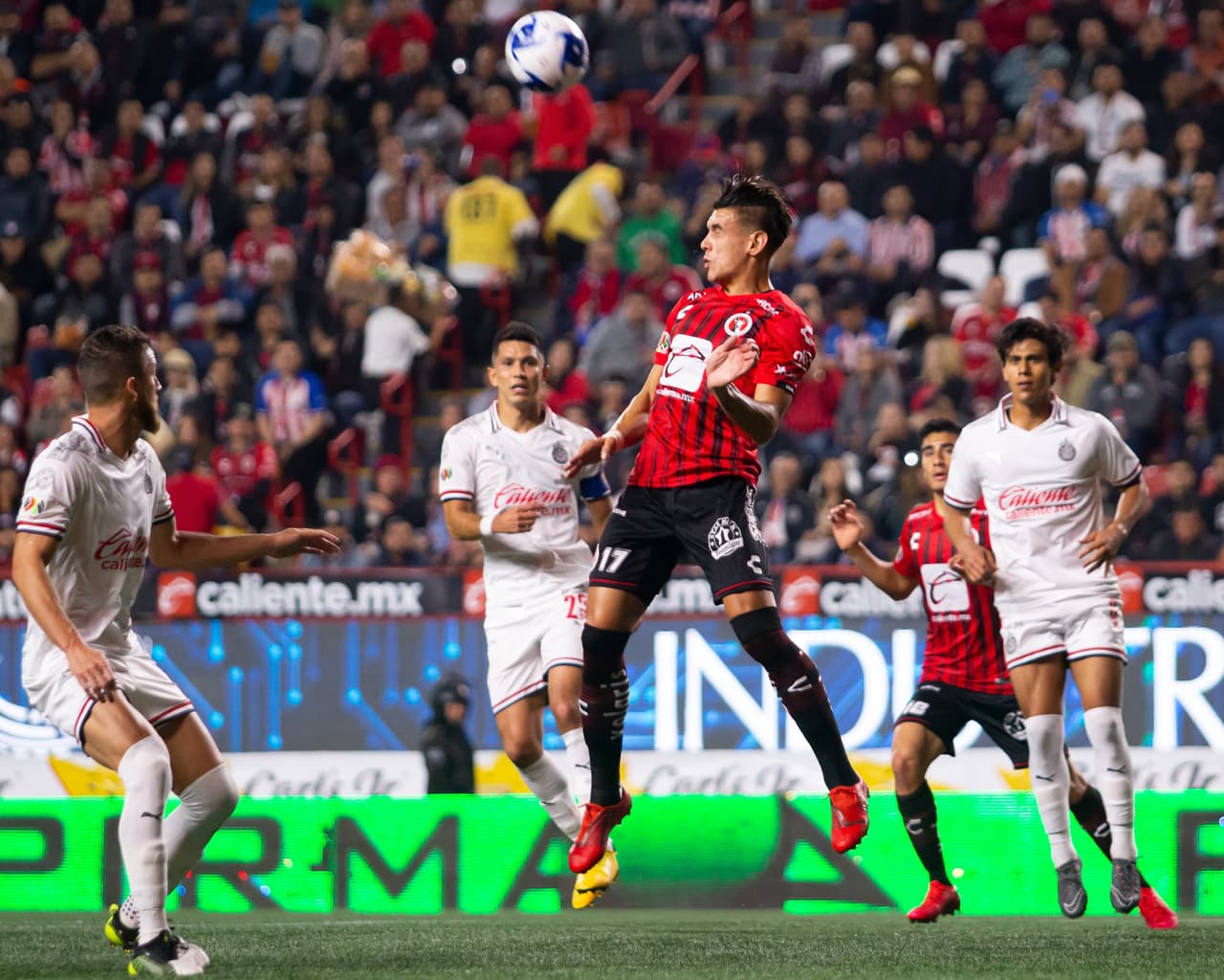 Alexis Castro gana el centro de Uriel Antuna y aleja el peligro del arco de Gibrán Lajud.