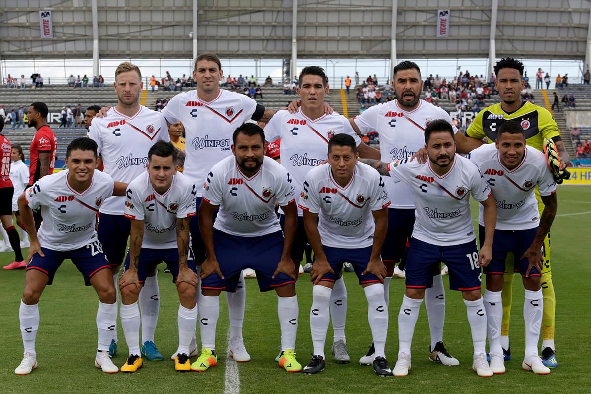 Los jugadores de Tiburones Rojos de Veracruz posan antes del inicio del encuentro.