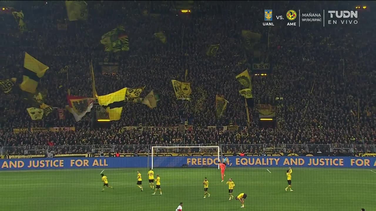 Arranca el partido y la pelota está en juego.