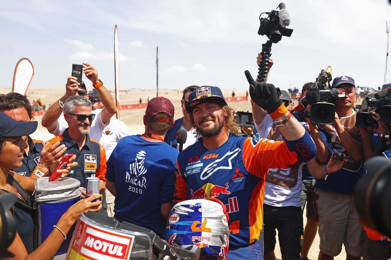 El catarí Nasser Al-Attiyah en autos; Eduard Nikolaev y su equipo Kamaz, integrado por Evgenii Iakovlev y Vladimir Rybakov, en camiones; y el australiano Toby Price en motos (foto), celebraron su triunfo en el Rally Dakar.