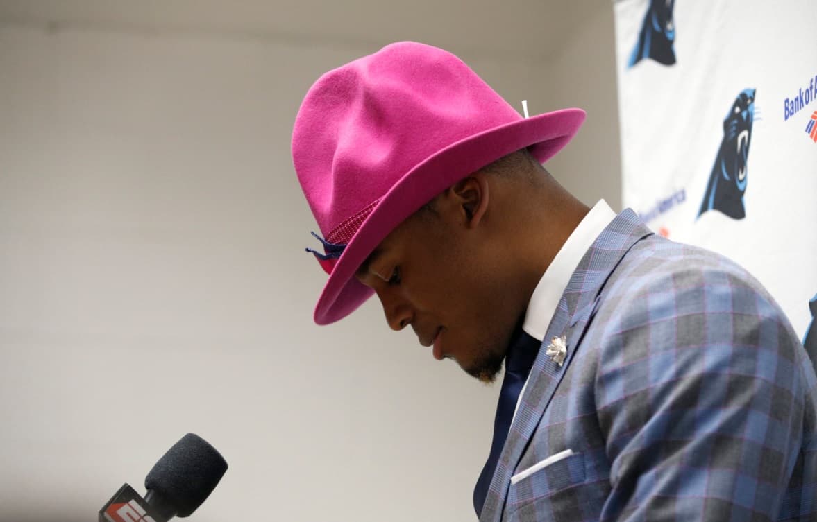 <b>Cam</b>eron Jerrell
<b>Newton</b> celebra su cumpleaños número 28 este 11 de mayo y por ello quisimos mostrar cómo ha ido cambiando su
<i>look</i> durante las seis temporadas que lleva en la NFL. El quarterback de los
<b><a href="http://www.univision.com/deportes/nfl/carolina-panthers">Carolina Panthers</a></b> ha sorprendido en casi todas sus conferencias de prensa pues no escatima al momento de presentarse en público.