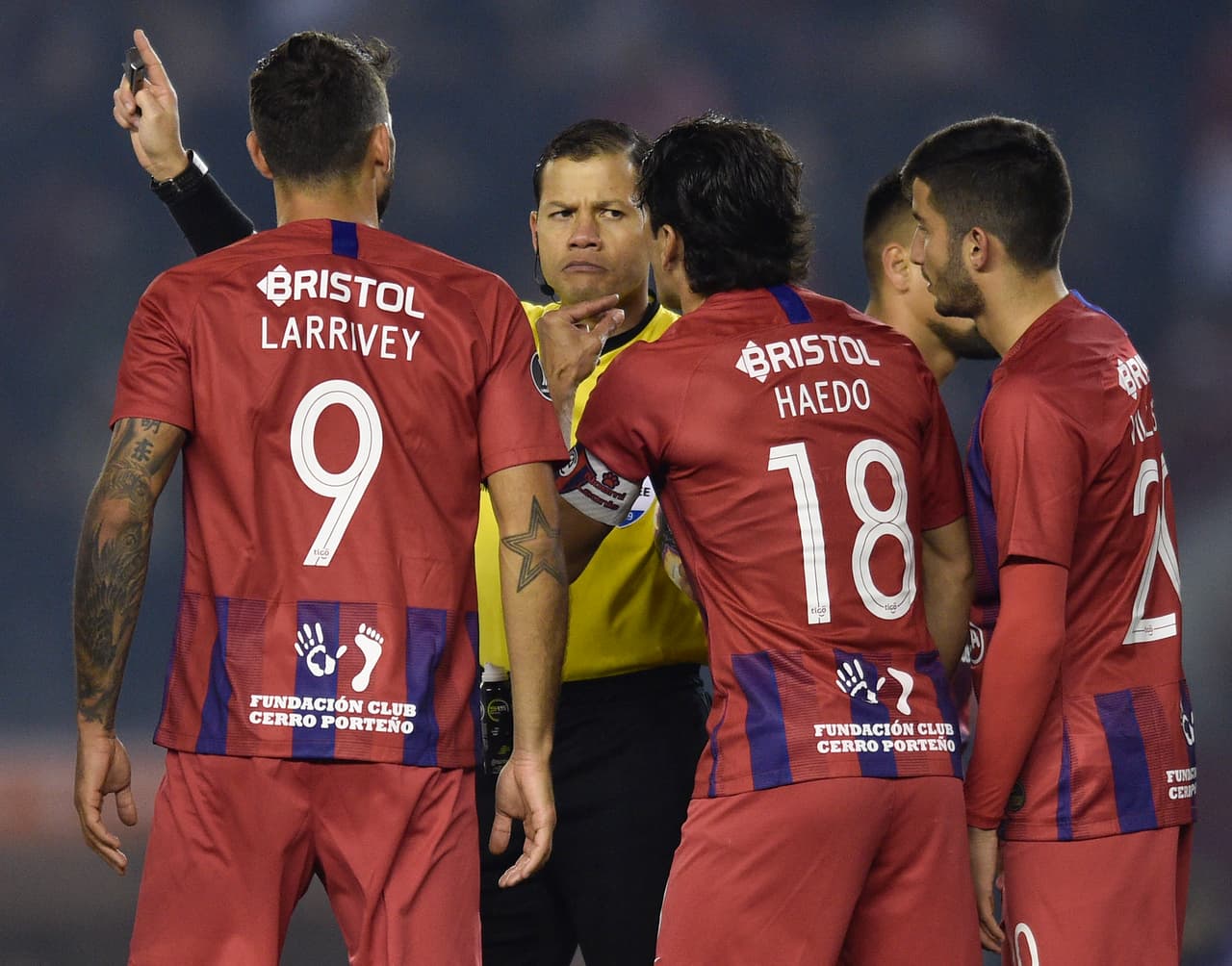 Nelson Haedo Valdez y Joaquín Larrivey se le fueron encima a Víctor Carrillo.