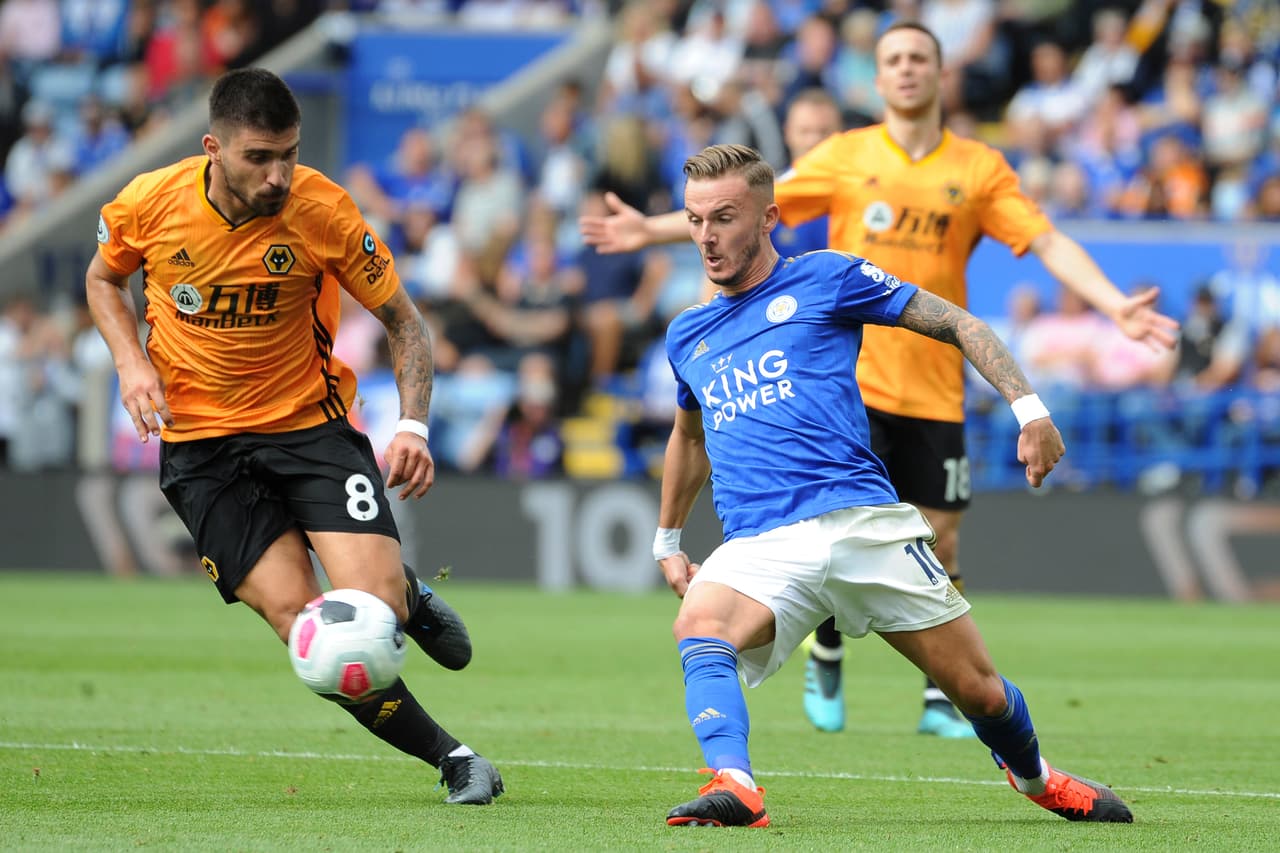 James Maddison puntea el esférico.