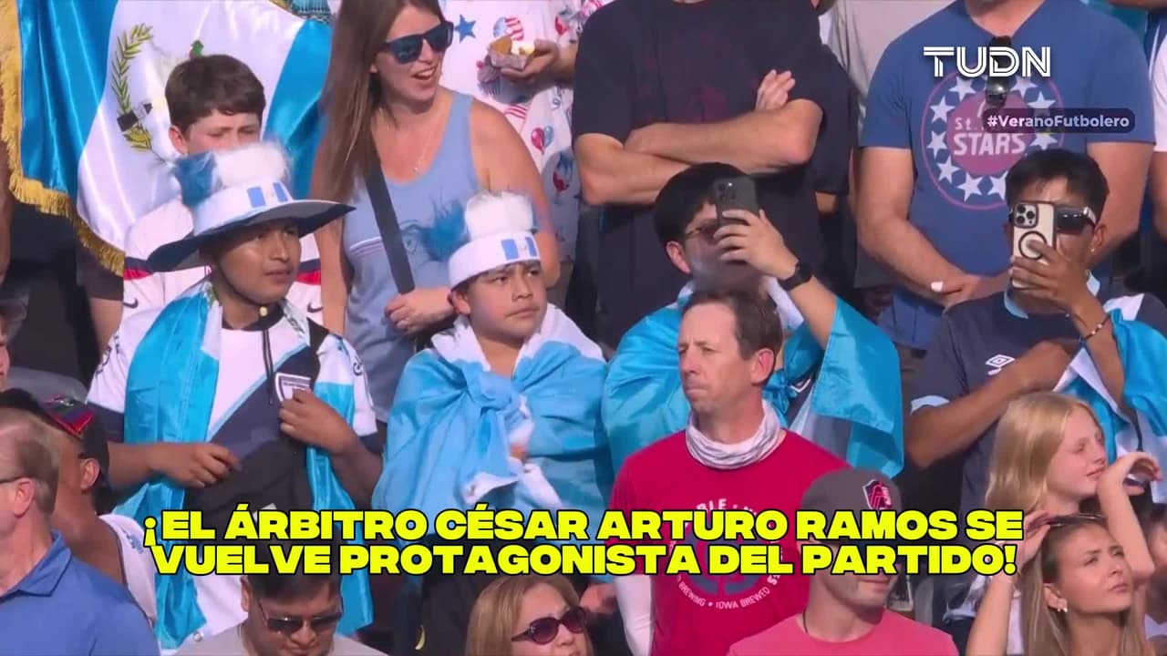 ¡El árbitro César Arturo Ramos se vuelve protagonista del partido!