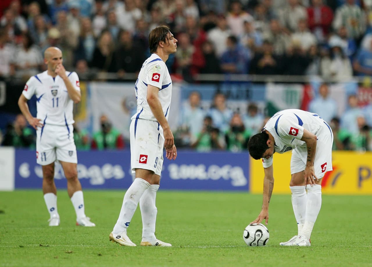 También estaba el espigado goleador Savo Milosevic, quien con sus tantos
<b>ayudó al Osasuna de Pamplona de Javier Aguirre a calificar a la Champions League en 2006.</b>