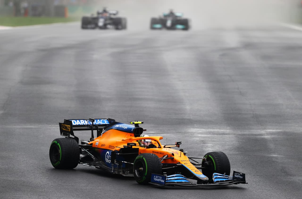 El Gran Premio de Turquia se lo llevó Mercedes Benz pero esta vez con Valtteri Bottas, quien compartió podio con los dos pilotos de Red Bull, Max Verstappen y Sergio Pérez. El mexicano logró hacer una carrera impecable, sin errores esta vez y, al fin, logró estar entre los tres primeros de la Formula 1. Lewis Hamilton quedó en quinto lugar.