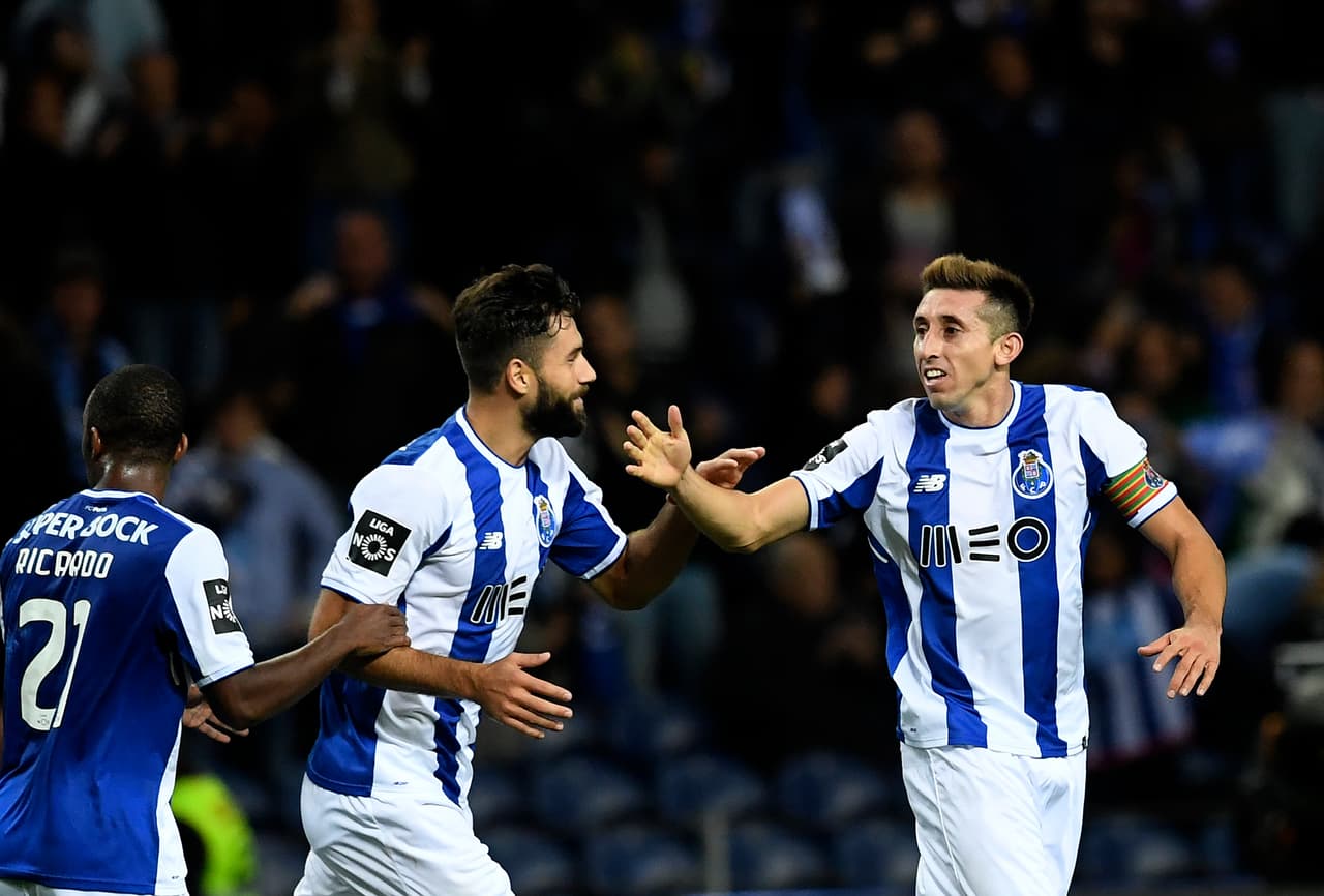 Porto's Mexican midfielder Hector Herrera (R) celebrates with teammates after scoring a goal during the Portuguese league football match FC Porto vs OS Belenenses at the Dragao stadium in Porto on November 4, 2017. / AFP PHOTO / FRANCISCO LEONG (Photo credit should read FRANCISCO LEONG/AFP/Getty Images)