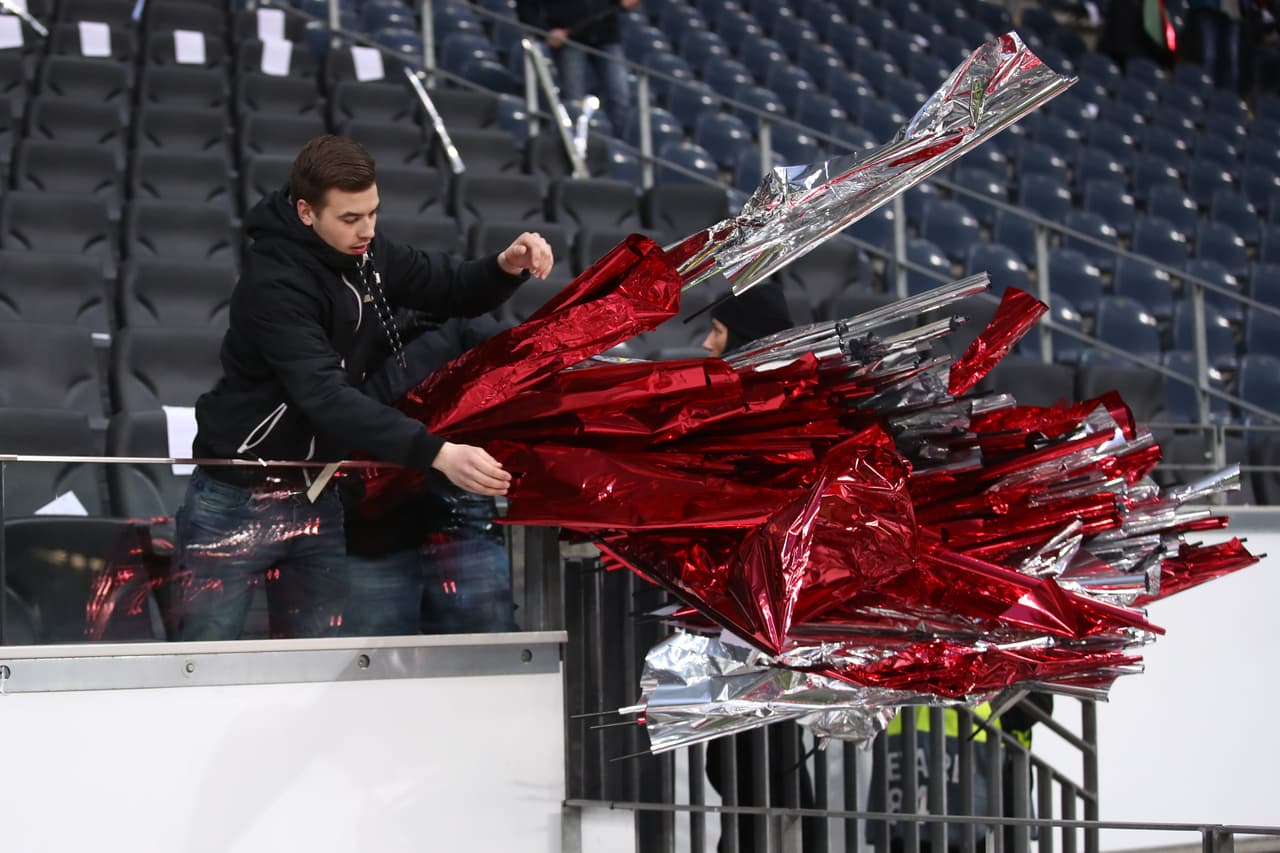 Los fanáticos se vistieron con la fiesta de los partidos de vuelta en los Dieciseisavos de final de la Europa League, los primeros de la jornada. Acá, en Eintracht Frankfurt v Shakhtar Donetsk en Alemania.