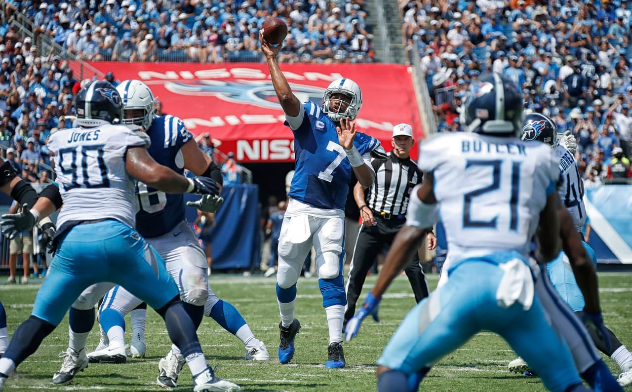 <b>Jacoby Brissett</b> (Indianapolis Colts) |
<b>26 años</b> | 11 diciembre 1992 | Siendo el backup de Brady, tiene mucho por emplear ahora como el QB titular de los Colts con cuatro años de respaldo en la NFL. Está próximo a cumplir 27 años en diciembre, se encuentra a tiempo para sobresalir y ayudar a la afición de Indianapolis para pasar pronto el trago amargo tras el retiro de Andrew Luck.
