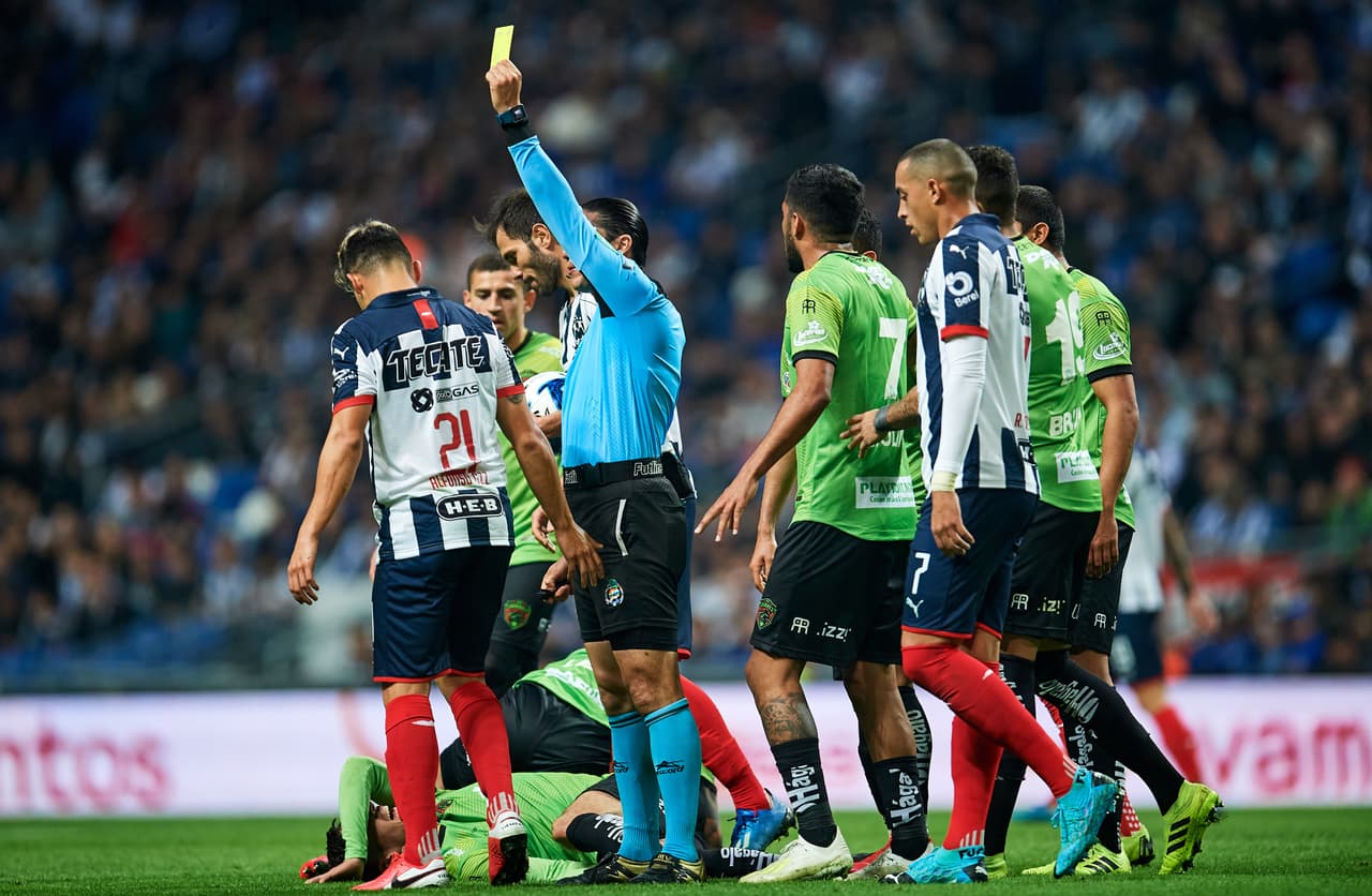 La intensidad del encuentro generó que salieran las tarjetas amarillas.