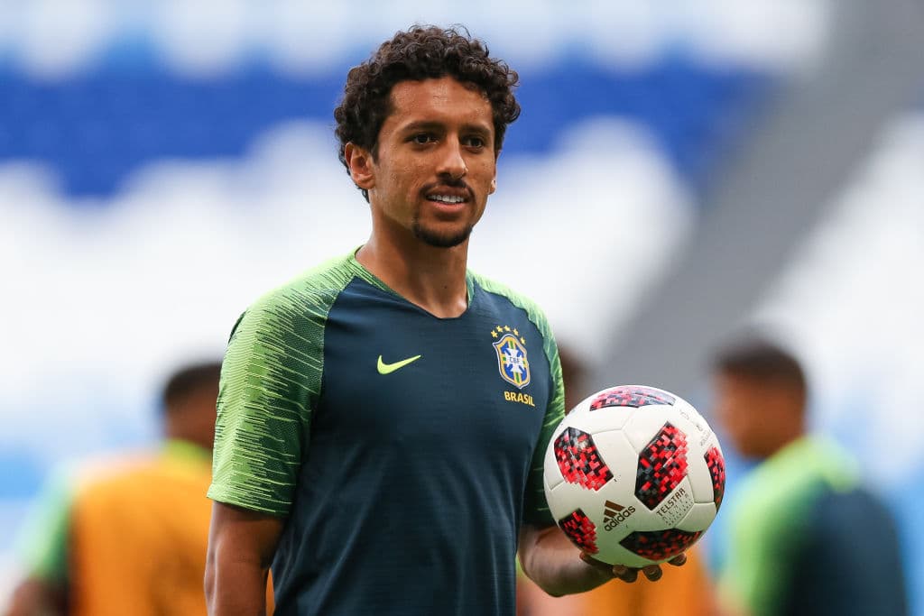 Marquinhos, defensa del PSG, esboza una tibia sonrisa en medio del entrenamiento de su equipo. Podría ver acción ante México y un buen reto será frenar a los atacantes del Tri.