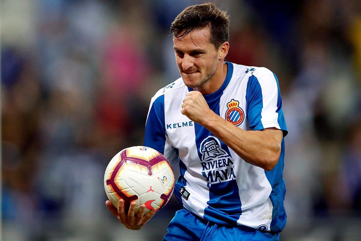 El mediocampista argentino Pablo Piatti celebra su gol al minuto 90 para el 3-1 definitivo a favor del Espanyol.
