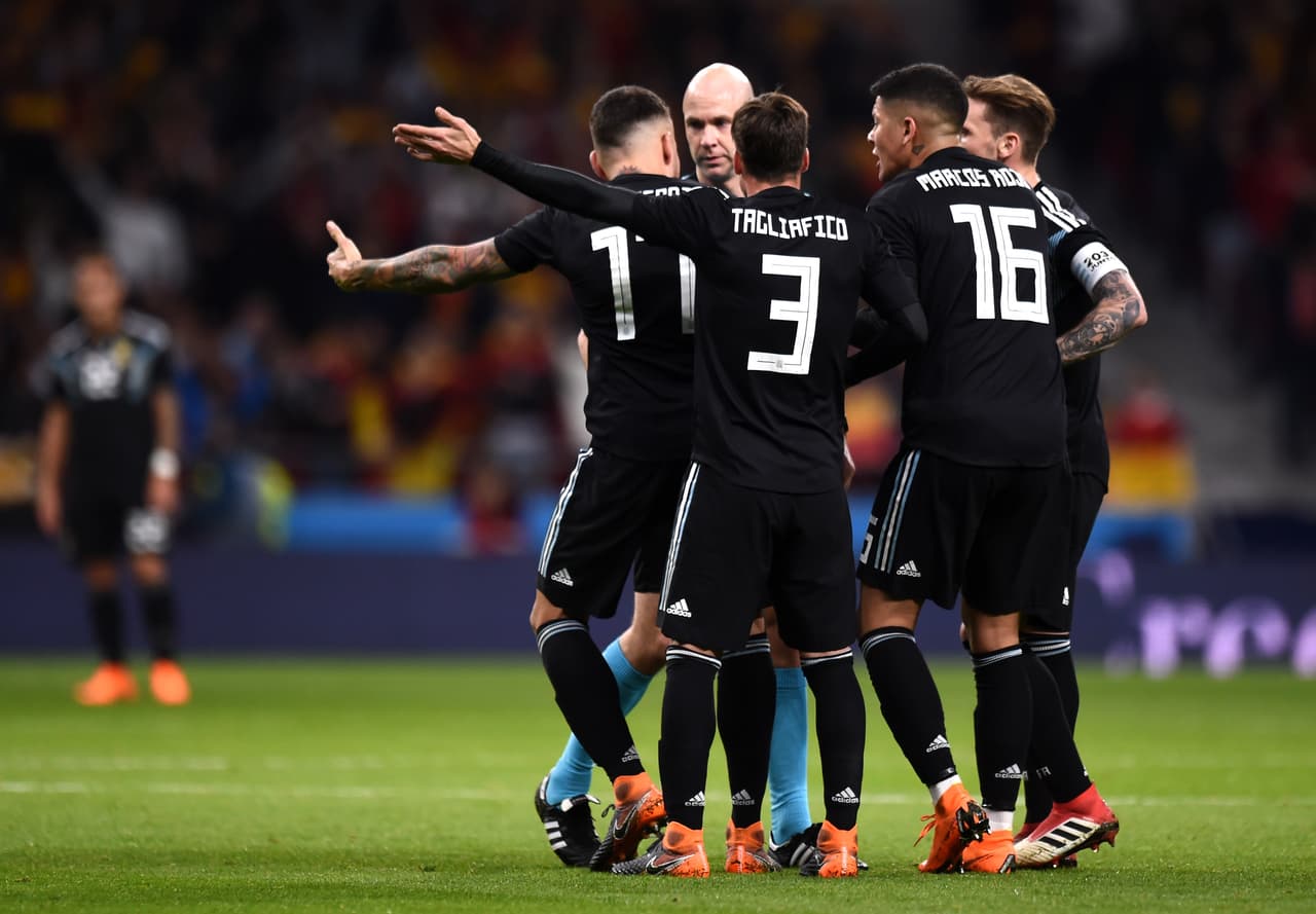 MADRID, SPAIN - MARCH 27: Referee Anthony Taylor argues with the Argentina team during the International Friendly between Spain and Argentina on March 27, 2018 in Madrid, Spain. (Photo by Denis Doyle/Getty Images)