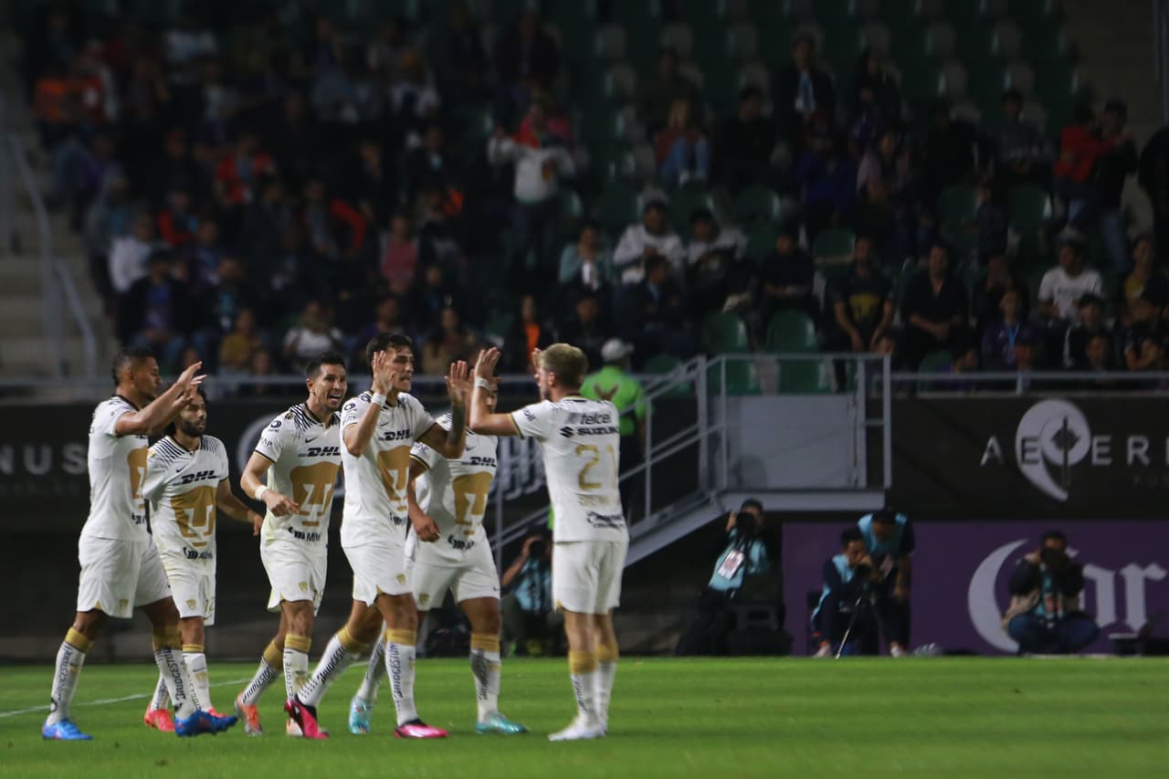 Pumas retomó el camino de la victoria en la Jornada 9 del Clausura 2023 tras venir de atrás ante Mazatlán FC con goles de Eduardo Salvio y Juan Dinenno. Los Cañoneros abrieron el marcador vía Nicolás Benedetti, pero dejaron ir la ventaja para el segundo tiempo. Pumas rompió una racha de seis jornadas sin poder ganar en la Liga MX.