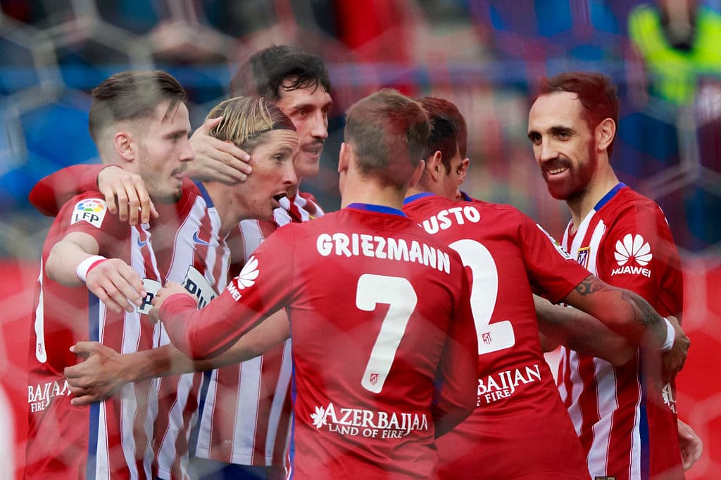 Fernando Torres es felicitado por sus compañeros por su gol.