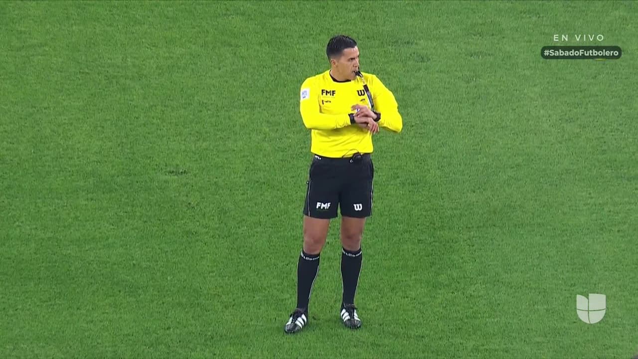 Arranca el partido y la pelota está en juego.